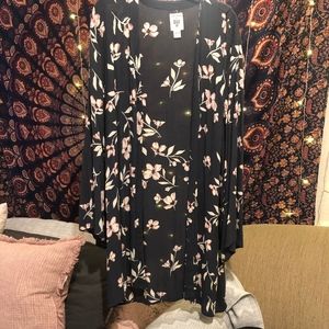 Long flowery Cardigan.